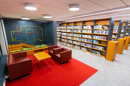 V knižnici sa nachádza aj detský kútik či miesto pre spoločné čítanie až pre tridsať detí